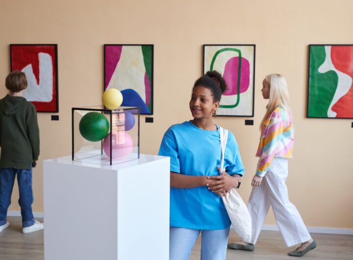 group of teens looking at abstract art in museum 2023 11 27 05 37 11 utc