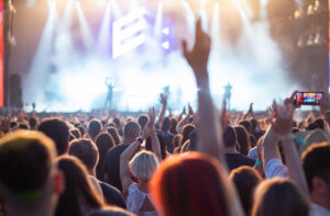 Bezpieczenstwo-na-koncertach-i-festiwalach-ochrona-sluchu-strefy-tlumu-i-wyjscia-ewakuacyjne.jpg