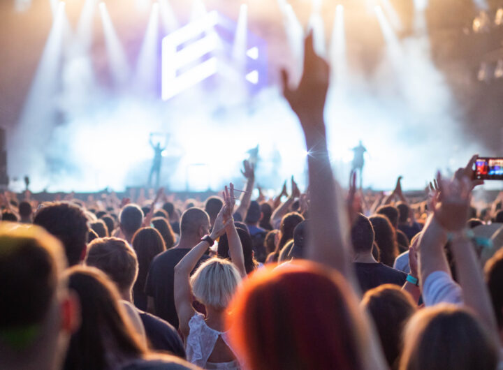 Bezpieczenstwo-na-koncertach-i-festiwalach-ochrona-sluchu-strefy-tlumu-i-wyjscia-ewakuacyjne.jpg
