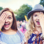 Budżetowy wyjazd na festiwal: jak tanio zaplanować nocleg, dojazd i pobyt
