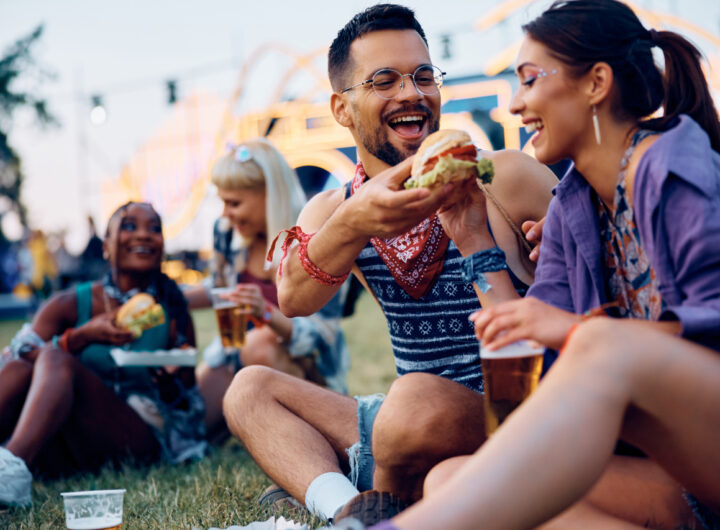 Co jeść na festiwalu: zdrowe wybory, nawodnienie, alergie i food trucki