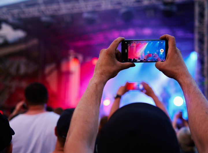 Jak zrobić dobre zdjęcia i filmy smartfonem na koncercie zgodnie z zasadami organizatora