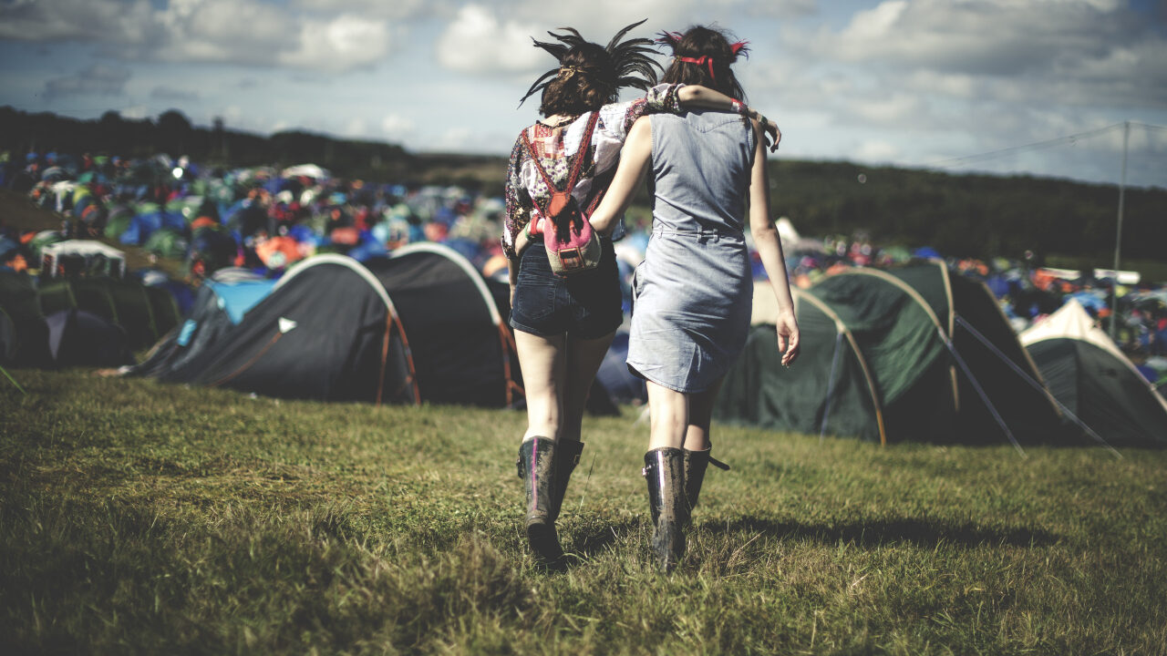 Pierwszy festiwal muzyczny: lista pakowania i plan dnia krok po kroku