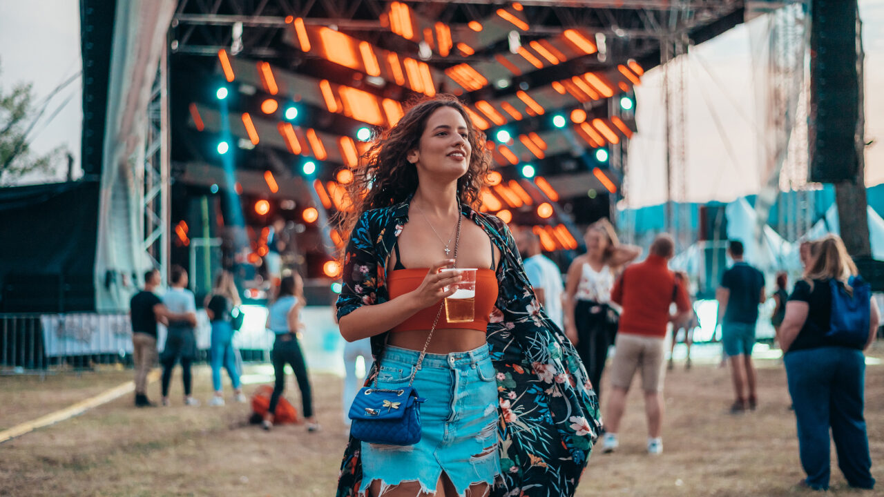 Jak czytać line-up i planować dzień festiwalowy: nakładki czasowe, mapy i aplikacje